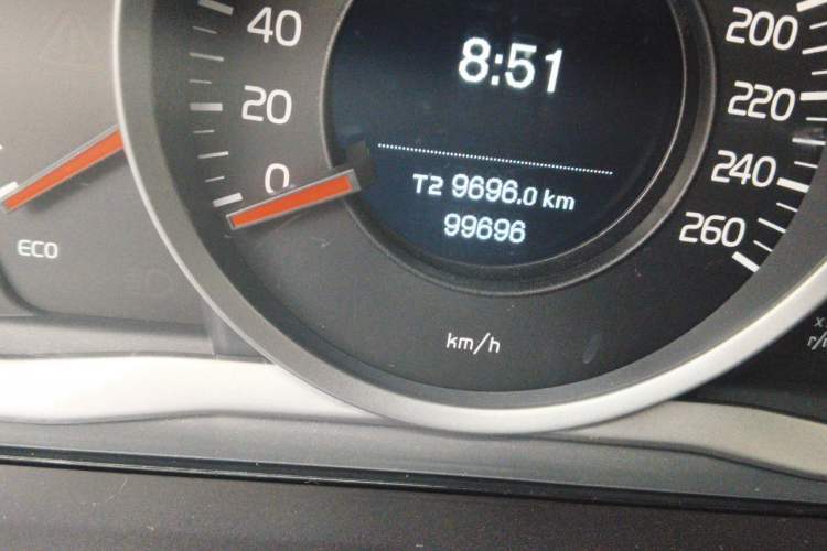Used Volvo XC60 2017 T5 Smart Upgrade Edition Odometer Close Up