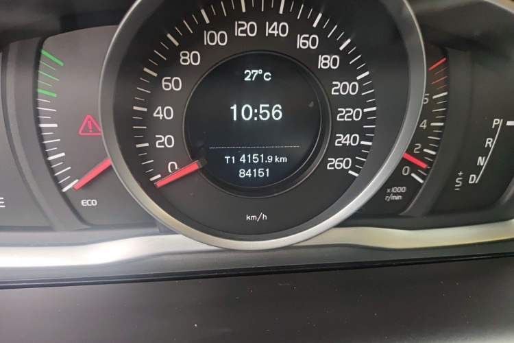 Used Volvo XC60 2017 T5 AWD Smart Upgrade Model Odometer Close Up