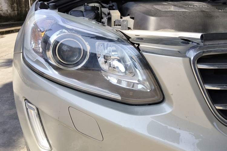 Used Volvo XC60 2017 T5 AWD Smart Upgrade Model Right Front Headlight