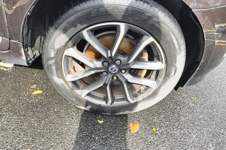 Used Volvo XC60 2017 T5 AWD Smart Drive Edition Right Front Wheel Hub