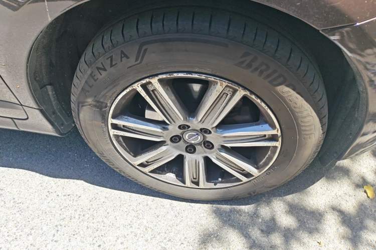 Used Volvo XC60 2017 T5 AWD Smart Upgrade Edition Right Front Wheel Hub