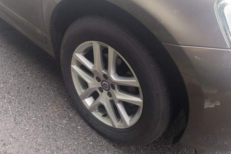 Used Volvo XC60 2017 T5 AWD Smart Upgrade Model Right Front Wheel Hub