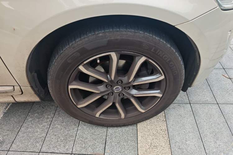 Used Volvo XC60 2017 T5 AWD Smart Upgrade Edition Right Front Wheel Hub