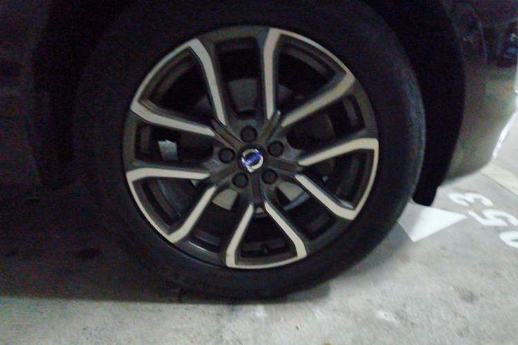 Used Volvo XC60 2017 T5 AWD Smart Drive Edition Right Front Wheel Hub