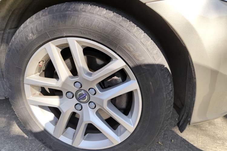 Used Volvo XC60 2017 T5 AWD Smart Upgrade Model Right Front Wheel Hub