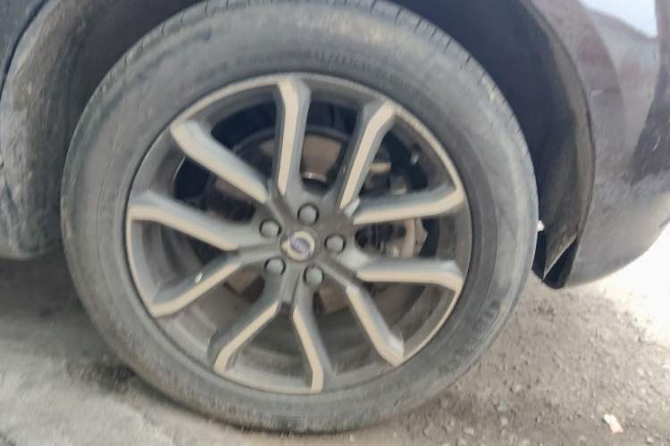 Used Volvo XC60 2017 T5 AWD Smart Upgrade Edition Right Front Wheel Hub