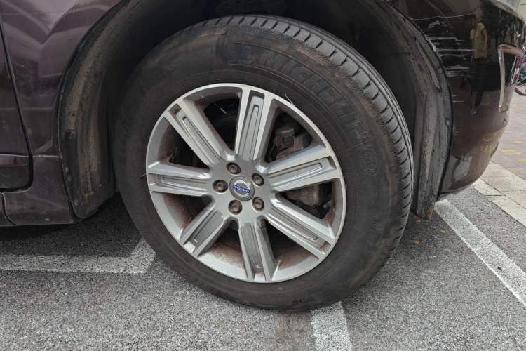 Used Volvo XC60 2017 T5 AWD Smart Upgrade Edition Right Front Wheel Hub