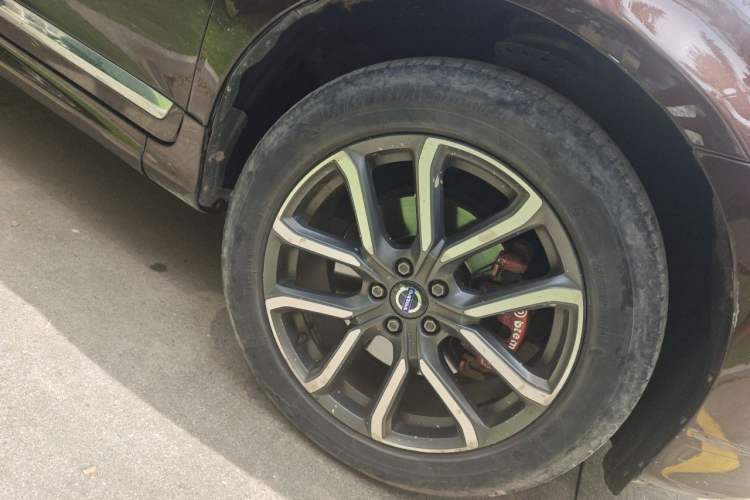 Used Volvo XC60 2017 T5 AWD Smart Drive Edition Right Front Wheel Hub