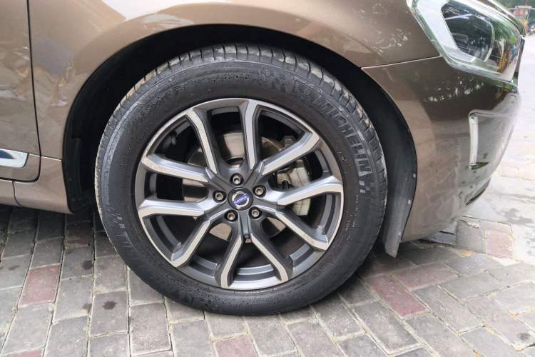 Used Volvo XC60 2017 T5 AWD Smart Upgrade Edition Right Front Wheel Hub