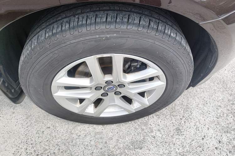 Used Volvo XC60 2017 T5 Smart Upgrade Edition Right Front Wheel Hub
