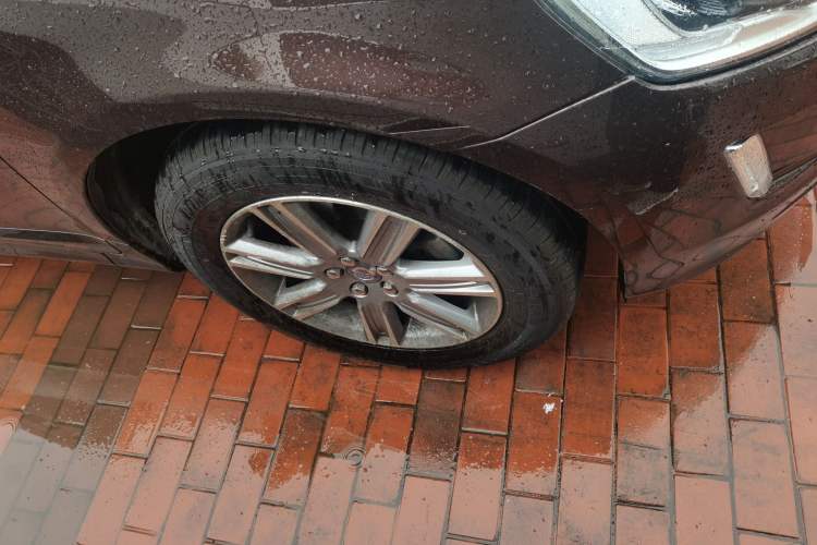Used Volvo XC60 2017 T5 AWD Smart Upgrade Edition Right Front Wheel Hub