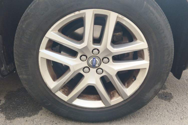 Used Volvo XC60 2017 T5 Smart Upgrade Edition Right Front Wheel Hub