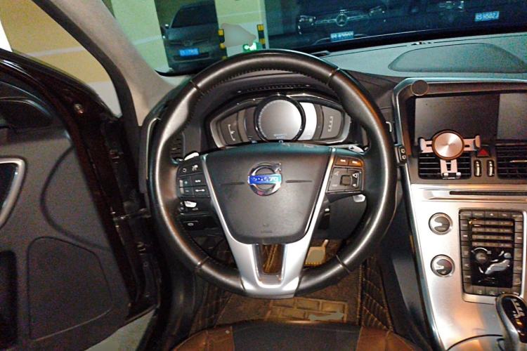 Used Volvo XC60 2017 T5 AWD Smart Drive Edition Steering Wheel