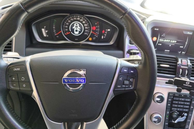 Used Volvo XC60 2017 T5 AWD Smart Upgrade Model Steering Wheel