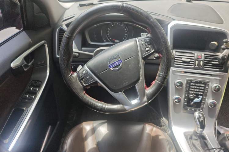 Used Volvo XC60 2017 T5 AWD Smart Drive Edition Steering Wheel