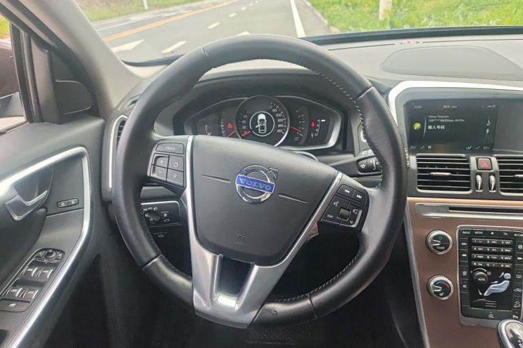 Used Volvo XC60 2017 T5 AWD Smart Upgrade Model Steering Wheel