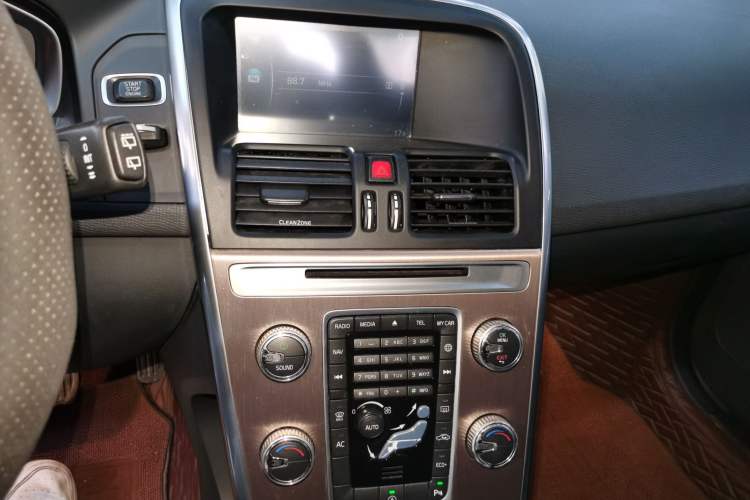 Used Volvo XC60 2017 T5 Smart Edition Audio And AC Panel