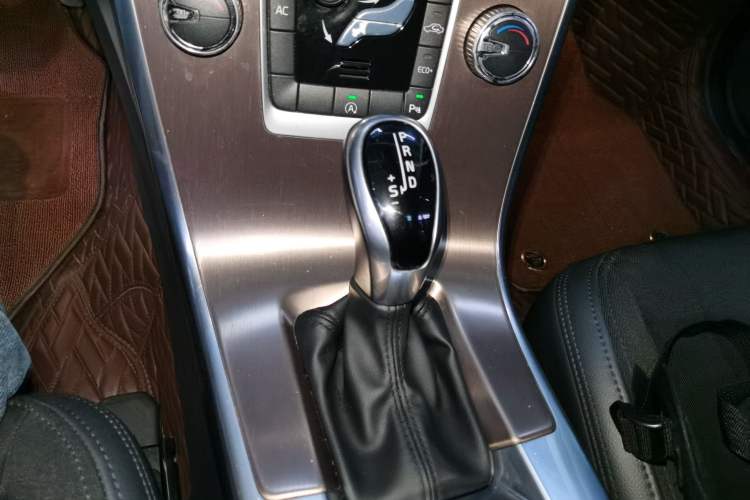 Used Volvo XC60 2017 T5 Smart Edition Gear Lever