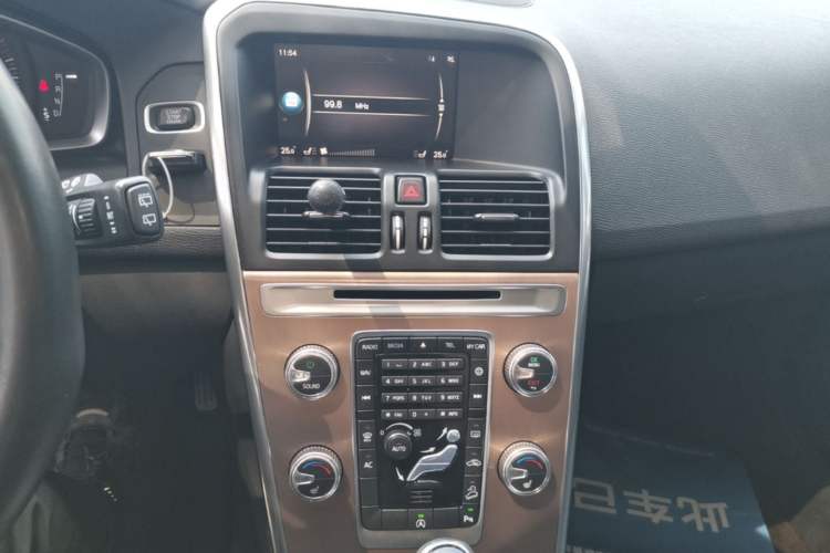 Used Volvo XC60 2017 T5 AWD Smart Upgrade Edition Audio And AC Panel