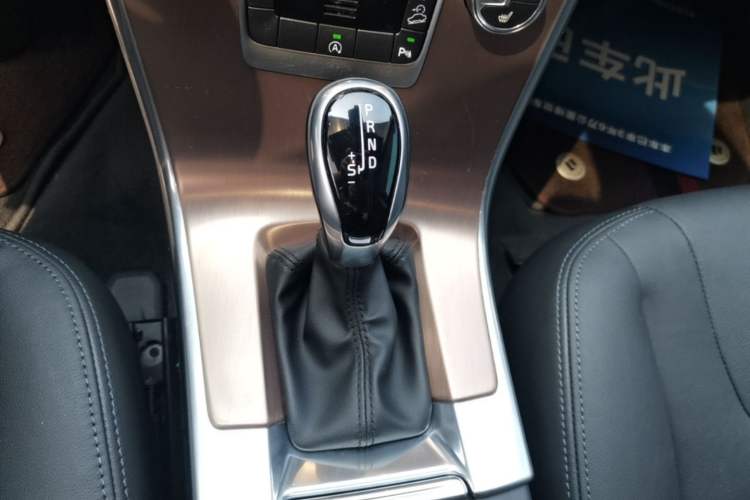 Used Volvo XC60 2017 T5 AWD Smart Upgrade Edition Gear Lever