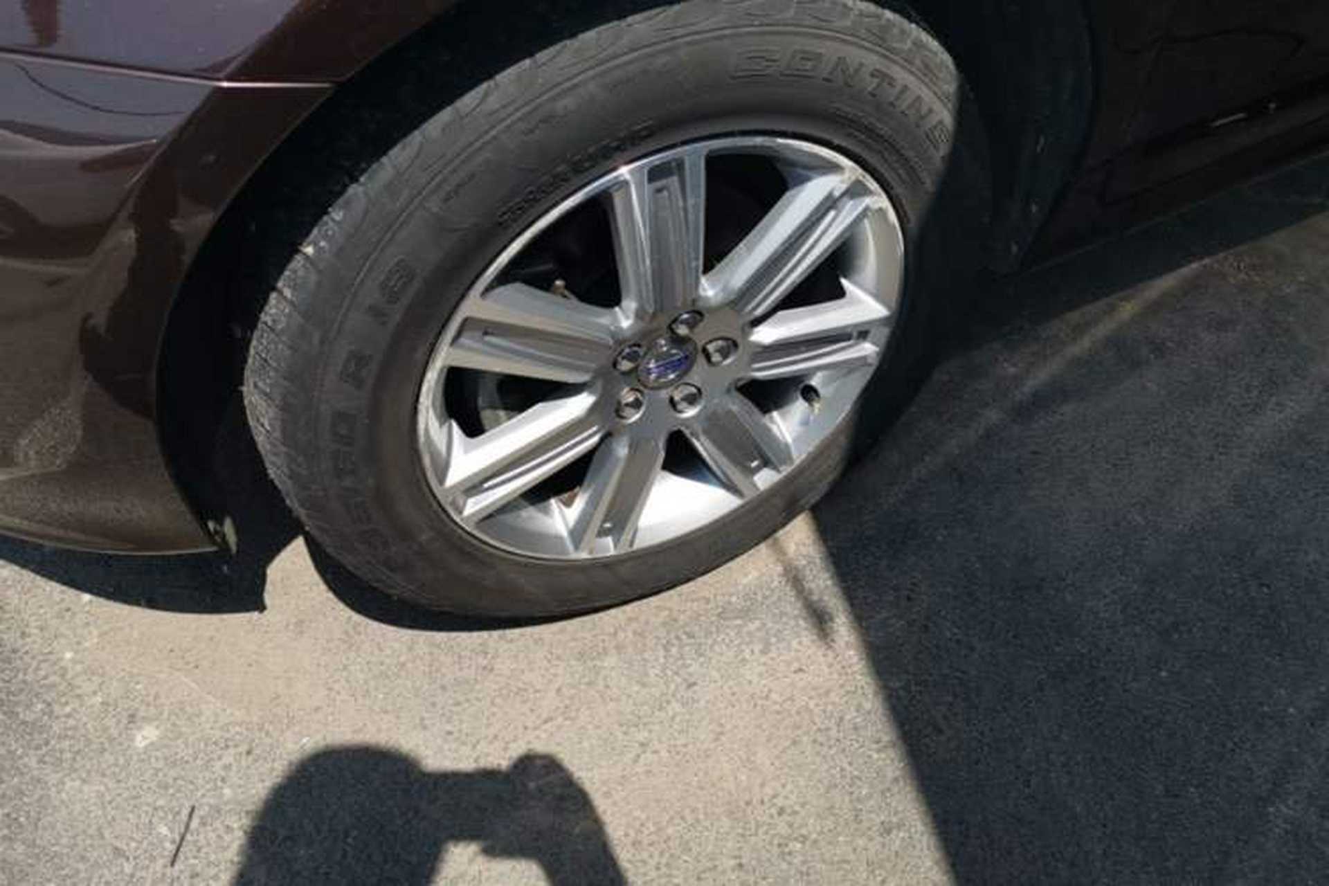 Used Volvo XC60 2017 T5 AWD Smart Upgrade Edition Left Front Wheel Hub
