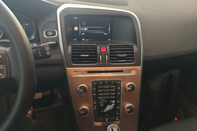 Used Volvo XC60 2017 T5 Smart Edition Audio And AC Panel
