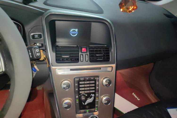 Used Volvo XC60 2017 T5 Smart Edition Audio And AC Panel