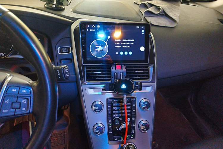 Used Volvo XC60 2017 T5 AWD Smart Upgrade Edition Audio And AC Panel
