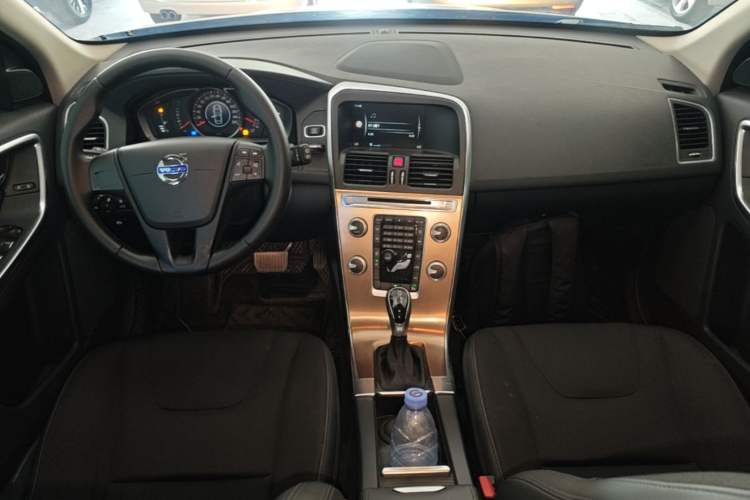 Used Volvo XC60 2017 T5 Smart Edition Center Console