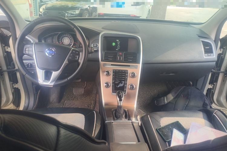 Used Volvo XC60 2017 T5 AWD Smart Upgrade Model Center Console