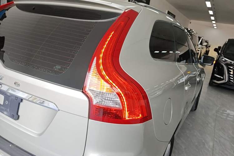 Used Volvo XC60 2017 T5 AWD Smart Upgrade Edition Exterior 3