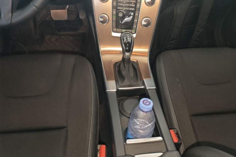 Used Volvo XC60 2017 T5 Smart Edition Gear Lever