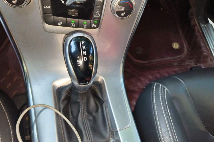 Used Volvo XC60 2017 T5 AWD Smart Upgrade Edition Gear Lever