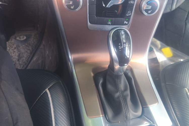 Used Volvo XC60 2017 T5 AWD Smart Upgrade Model Gear Lever
