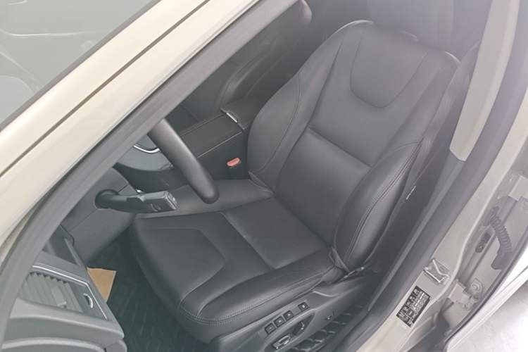 Used Volvo XC60 2017 T5 AWD Smart Upgrade Edition Left Front Seat