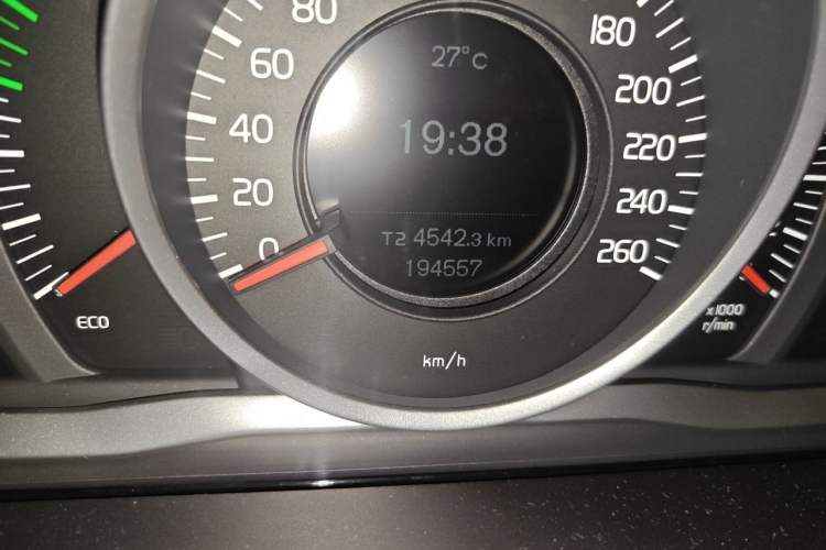 Used Volvo XC60 2017 T5 Smart Upgrade Edition Odometer Close Up
