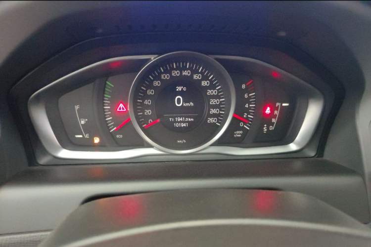 Used Volvo XC60 2017 T5 Smart Upgrade Edition Odometer Close Up