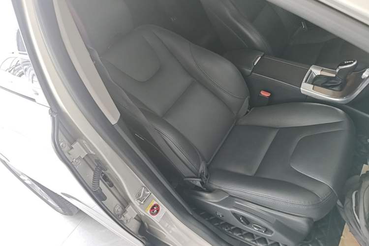 Used Volvo XC60 2017 T5 AWD Smart Upgrade Edition Right Front Seat