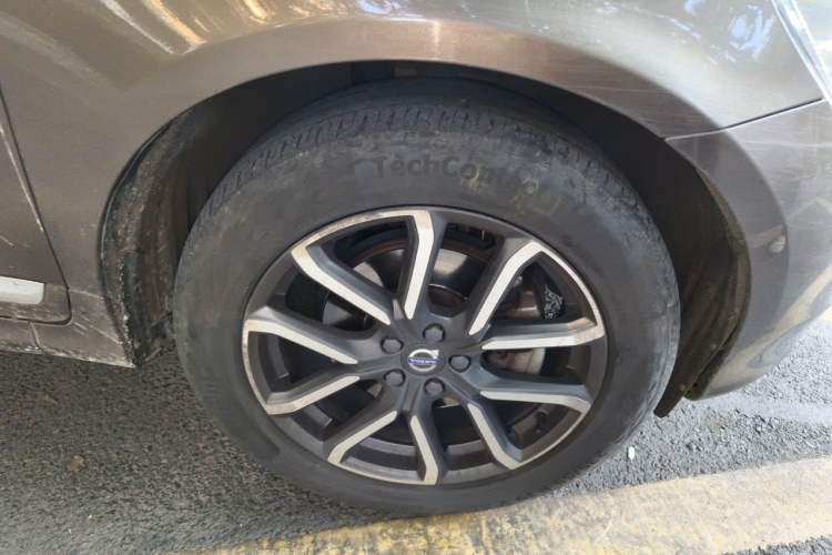 Used Volvo XC60 2017 T5 AWD Smart Upgrade Edition Right Front Wheel Hub