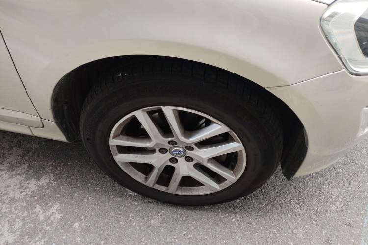 Used Volvo XC60 2017 T5 Smart Upgrade Edition Right Front Wheel Hub