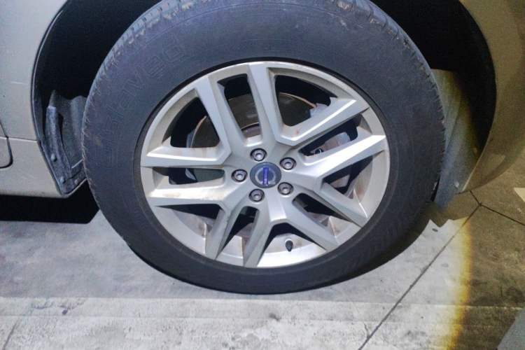 Used Volvo XC60 2017 T5 Smart Upgrade Edition Right Front Wheel Hub