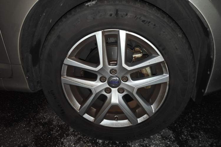 Used Volvo XC60 2017 T5 Smart Upgrade Edition Right Front Wheel Hub