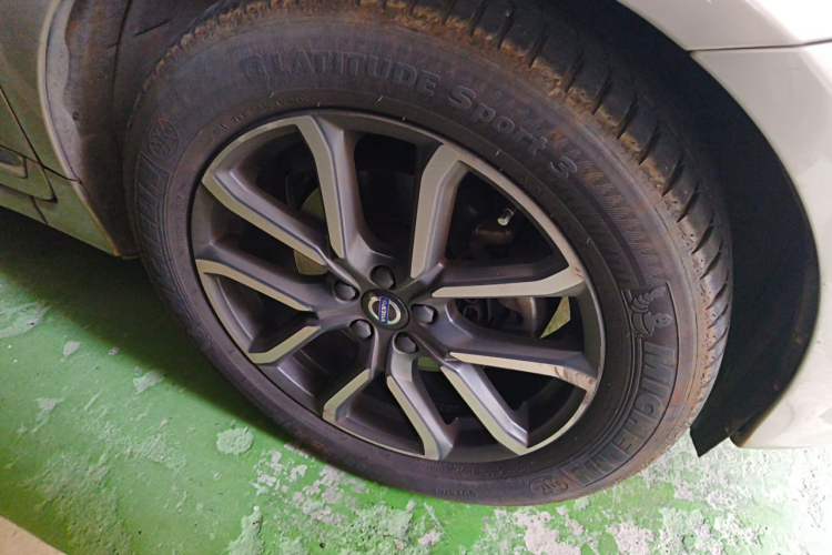 Used Volvo XC60 2017 T5 AWD Smart Upgrade Edition Right Front Wheel Hub