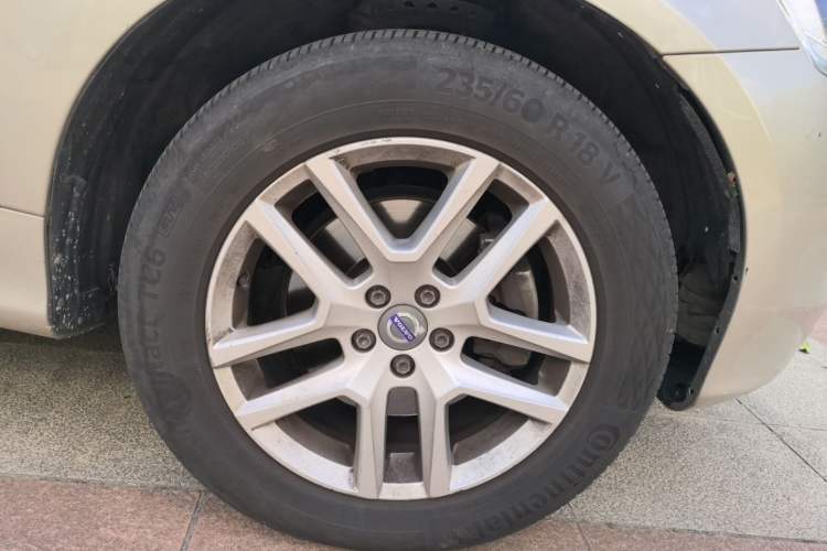 Used Volvo XC60 2017 T5 Smart Upgrade Edition Right Front Wheel Hub