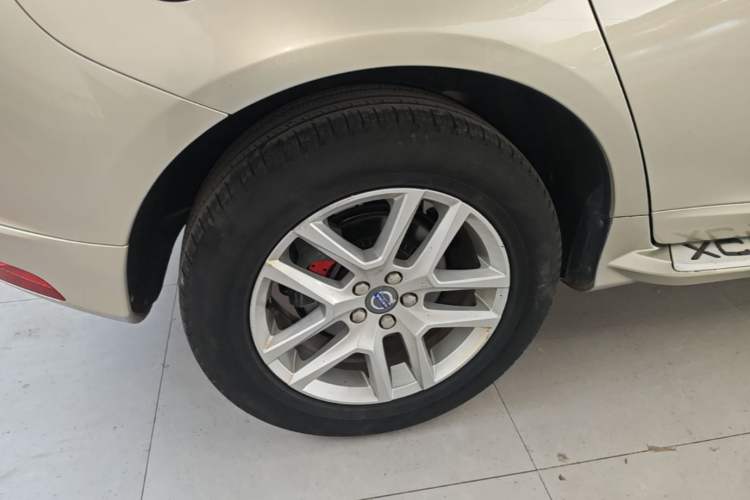 Used Volvo XC60 2017 T5 Smart Edition Right Rear Wheel Hub