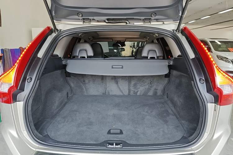 Used Volvo XC60 2017 T5 AWD Smart Upgrade Edition Trunk