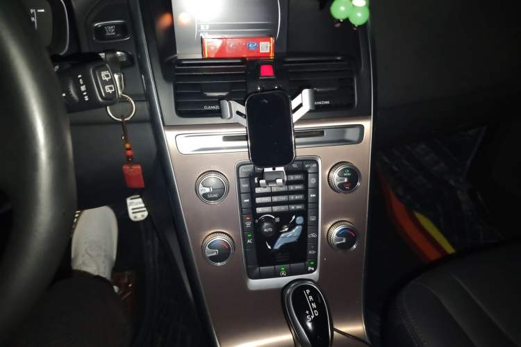 Used Volvo XC60 2017 T5 Smart Upgrade Edition Audio And AC Panel