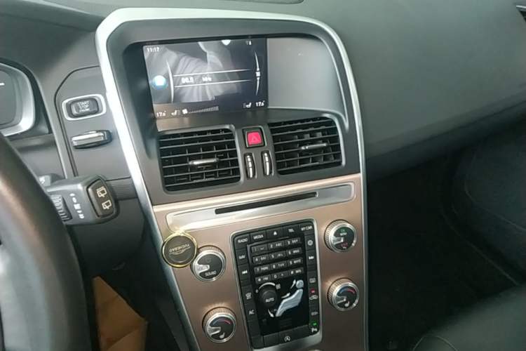 Used Volvo XC60 2017 T5 Smart Upgrade Edition Audio And AC Panel