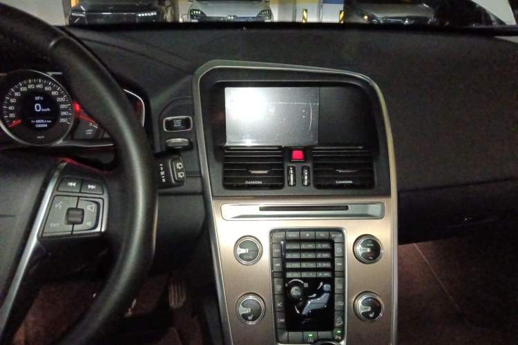 Used Volvo XC60 2017 T5 AWD Smart Upgrade Edition Audio And AC Panel