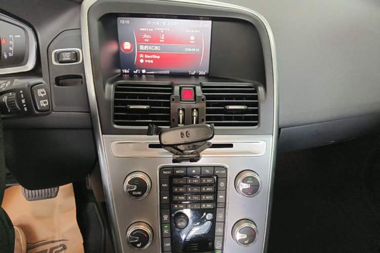 Used Volvo XC60 2017 T5 AWD Smart Upgrade Edition Audio And AC Panel